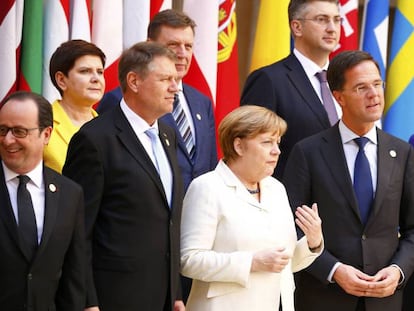 Los líderes europeos se colocan para hacerse la foto de familia durante la cumbre por el 60 aniversario del Tratado de Roma. Vídeo: Rajoy, tras el evento.