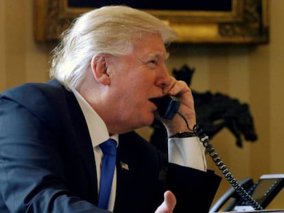 Donald Trump speaks habla por teléfono con Vladímir Putin, el 28 de enero de 2017.