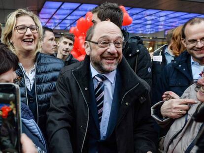 El líder del SPD, Martin Schulz, y la candidata del partido en el Sarre, Anke Rehlinger, en un acto electoral el viernes en Sarrebruck.