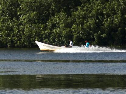 Una barca repleta de migrantes pasa por la costa de Chiapas