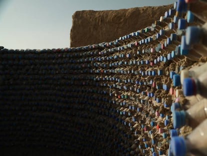 Una vivienda construida en el campamento saharaui de Tinduf, en Argelia, con botellas rellenas de arena.