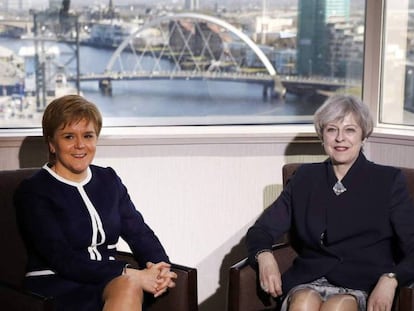 La ministra principal de Escocia, Nicola Sturgeon, y la primera ministra británica, Theresa May, este lunes en Glasgow.