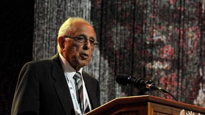 Fotografía de archivo del 15 de diciembre de 2013, de Ahmed Kathrada durante uno de los actos funerales en honor a Mandela.