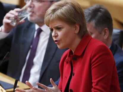 La principal ministra escocesa, Nicola Sturgeon, durante el debate en el parlamento escocés este martes.