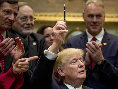 El presidente Trump después de firmar una ley en la Casa Blanca. En vídeo, el director de presupuesto de Trump afirma recientemente que no se va a gastar más dinero en la lucha contra el cambio climático.
