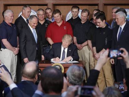 El presidente Trump en el momento de firmar el decreto.