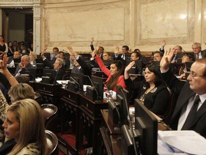 Todos los senadores alzan sus manos para votar la ley que regula el aceite de cannabis.