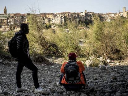 Dos inmigrantes africanos se preparan para cruzar a Francia desde Ventimiglia. Foto y vídeo: GIANLUCA BATTISTA
