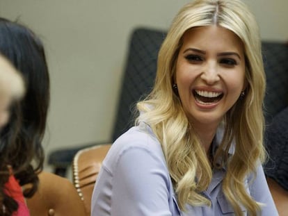 El presidente Donald Trump habla con su hija Ivanka.