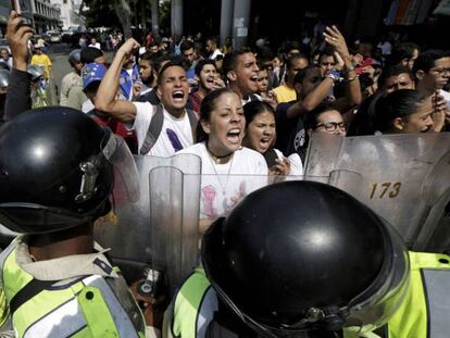 Protestos diante do Supremo Tribunal em Caracas.