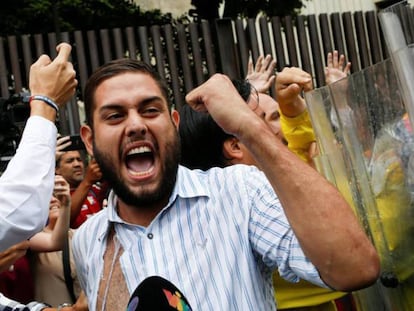 Juan Requesens, deputado da oposição, protesta diante do Tribunal Supremo.