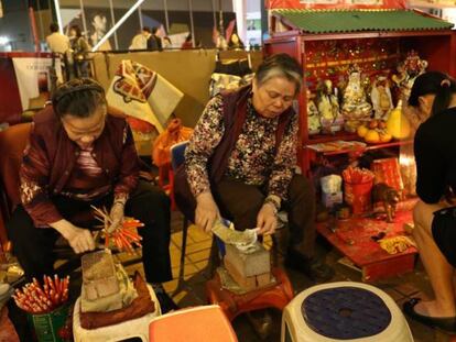 Las hechiceras completan un ritual en las calles de Hong Kong.