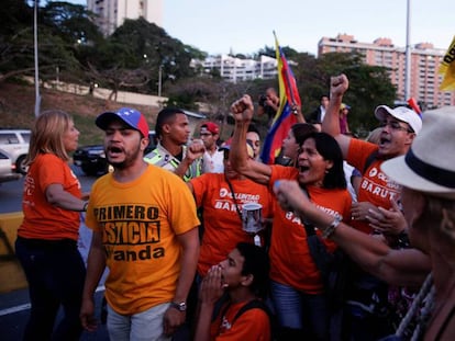 Un grupo protesta contra la decisión del Tribunal Supremo.