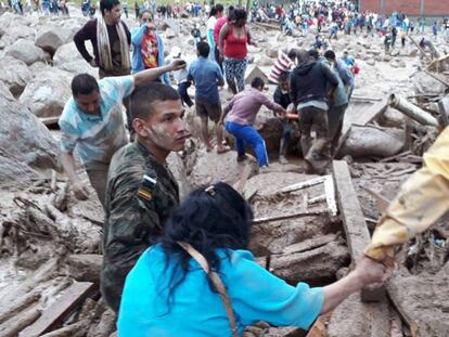 Trabajos de rescate tras una avalancha que dejó más de 100 muertos en Colombia.