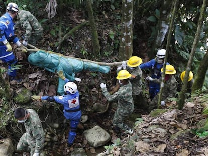 El equipo de rescatistas sigue sacando cuerpos de entre los escombros en Mocoa, al sur de Colombia.