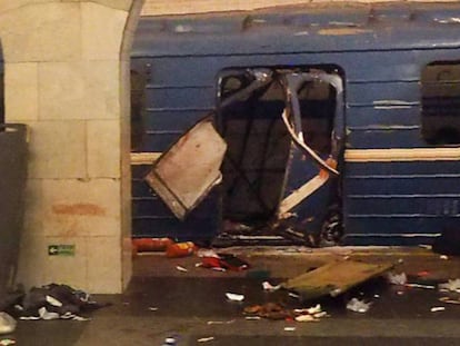 Vagón del tren del metro atacado este lunes en San Petersburgo. En vídeo, nuevas imágenes grabadas tras la llegada del tren al andén.