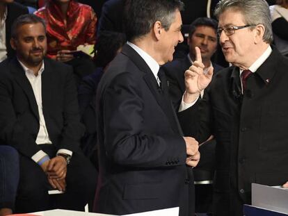 Mélenchon, candidato de Francia insumisa, se dirige al aspirante de Los Republicanos Fillon, durante el debate de anoche.
