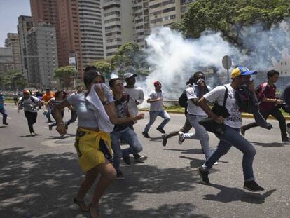 La policía y civiles armados chavistas reprimen una marcha opositora en Caracas