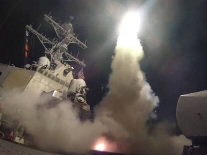 El destructor estadounidense USS Porter lanza un misil contra Siria, hoy.