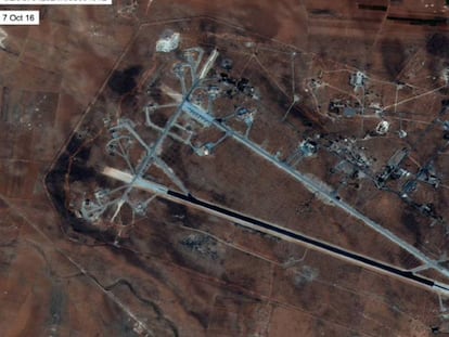 Foto aérea da base de Al Shayrat, perto de Homs (Síria).