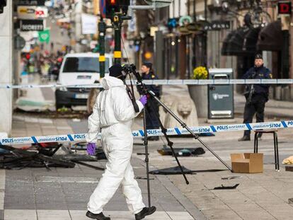 La policía forense trabaja este sábado en lugar del atentado de Estocolmo.