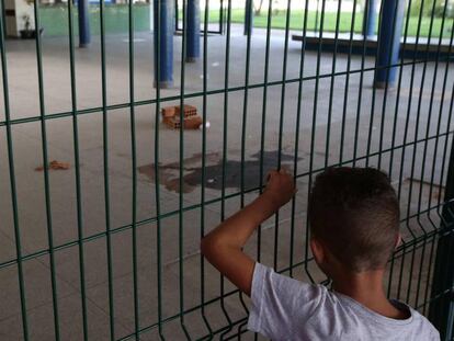 Un niño observa una mancha de sangre en una escuela Río de Janeiro, donde falleció María Eduarda Alves, de 13 años, por una bala perdida. Vídeo: ejecución policial de dos sospechosos, a finales de marzo.