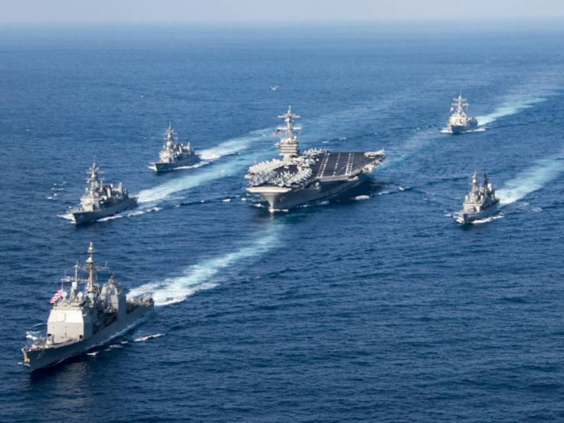 EUA despliega flota naval contra Maduro con buques, marines y un submarino nuclear, elevando la tensión con el régimen venezolano.