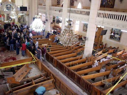 Equipe de segurança investiga o interior da igreja copta de São Jorge de Tanta.