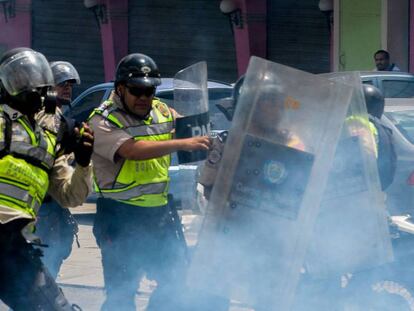 La Policía Bolivariana se enfrenta a los manifestantes en Caracas.