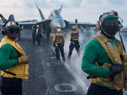 Els mariners fan maniobres a la coberta de vol del 'Carl Vinson' (CVN 70), al
mar de la Xina.