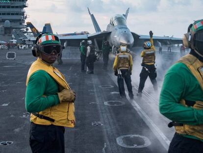 Los marines realizan operaciones de vuelo en la cubierta del Carl Vinson, en el Mar de China.