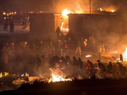 Migrantes evacuados del campamento, esta misma noche.