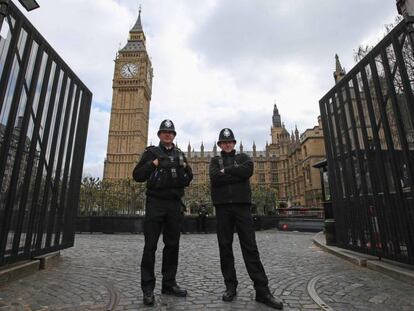 Dos policías a la entrada del Parlamento británico este miércoles.