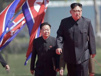El líder norcoreano Kim Jong-un (d) llega la inauguración de una docena de edificios en Pyongyang.