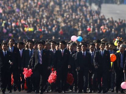 Miles de norcoreanos llegan a la inauguración de la avenida Ryomyong en Pyongyang.