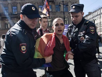 La policía rusa detiene a un activista de los derechos de los gais en una manifestación en San Petersburgo en mayo de 2016.