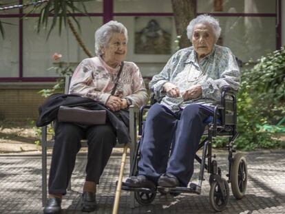 Ana Vetlla filla (i) de 88 anys, junt amb la seva mare, que fins a aquest divendres era dona més longeva d'Europa amb 116 anys, en la residència La Verneda, Barcelona.