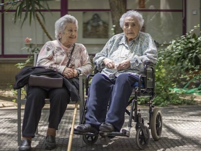 Ana Vetlla filla (i) de 88 anys, junt amb la seva mare, que fins a aquest divendres era dona més longeva d'Europa amb 116 anys, en la residència La Verneda, Barcelona.