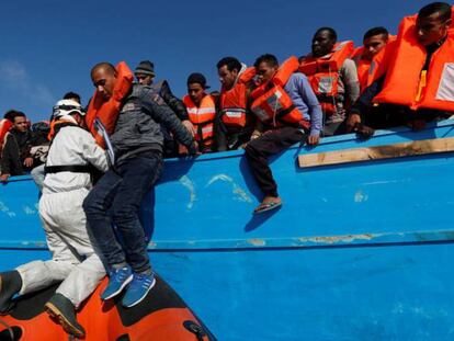 Migrantes subsaharianos son rescatados por voluntarios de una ONG maltesa, este sábado.