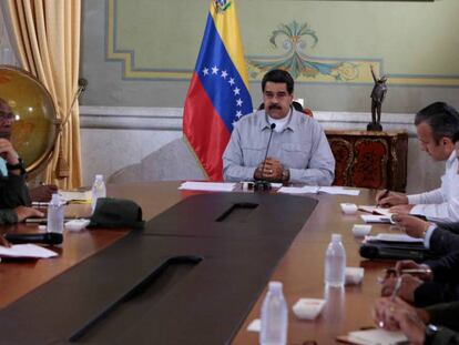 O presidente venezuelano, Nicolás Maduro, fala no palácio de Miraflores.