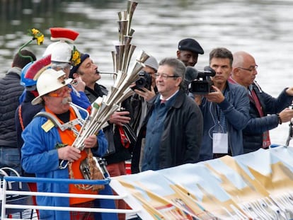 Jean-Luc Melenchon a bordo de la barcaza que lo ha desplazado por París