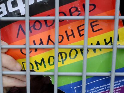 La policía rusa detiene a un activista de los derechos de los gais en una manifestación en San Petersburgo en mayo de 2016.