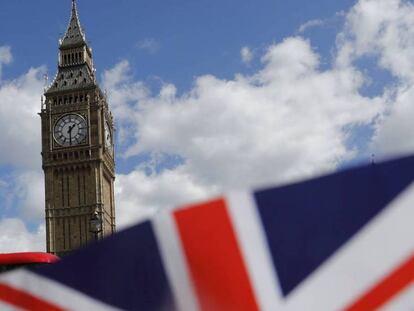 La bandera británica frente Parlamento, este martes en Londres.