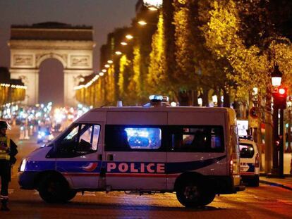 La policía acordona los campos elíseos de París tras el tiroteo.