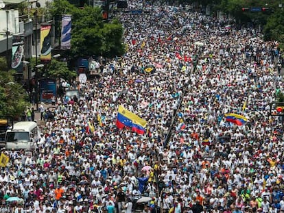 Opositores venezolanos se manifiestan este jueves en Caracas.