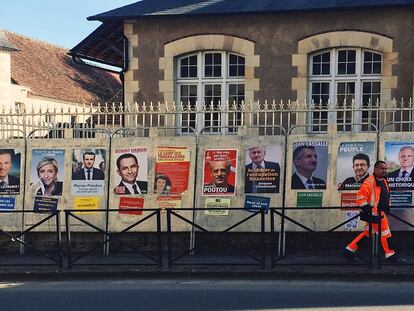 Carteles electorales en una calle de Donzy, Bergoña, este viernes.