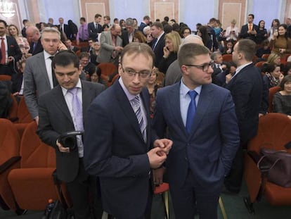 Miembros de los Testigos de Jehová esperaban ayer la sentencia del Tribunal Supremo ruso.