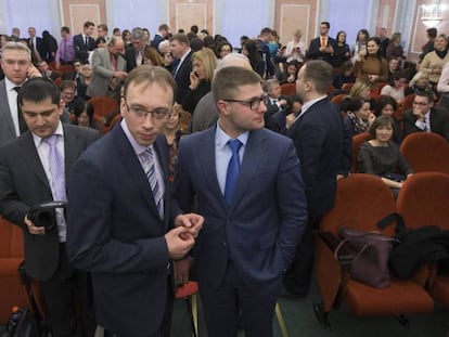 Miembros de los Testigos de Jehová esperaban ayer la sentencia del Tribunal Supremo ruso.