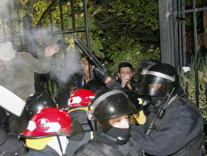 La Policía reprimió a los manifestantes frente a la residencia de la gobernadora de Santa Cruz, Alicia Kirchner.