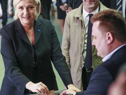 La candidata del Frente Nacional, Marine Le Pen, deposita su voto en Henin-Beaumont, al norte del país.